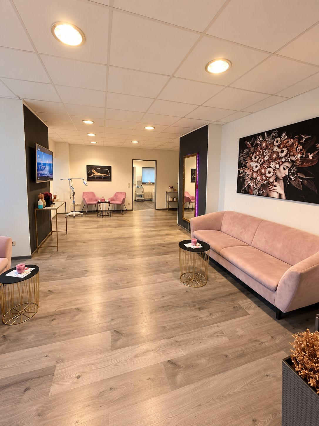 Die Lounge mit rosa Samtsofa, goldenen Beistelltischen und warmem Licht